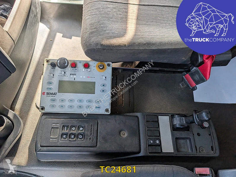 آلة لصيانة الطرق Renault 320