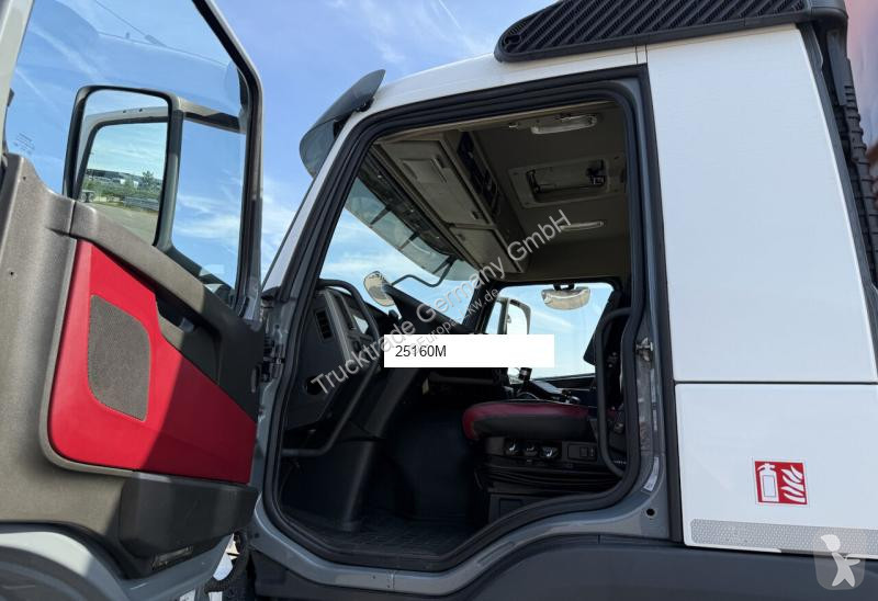 Silniční stroje Volvo FM-330
