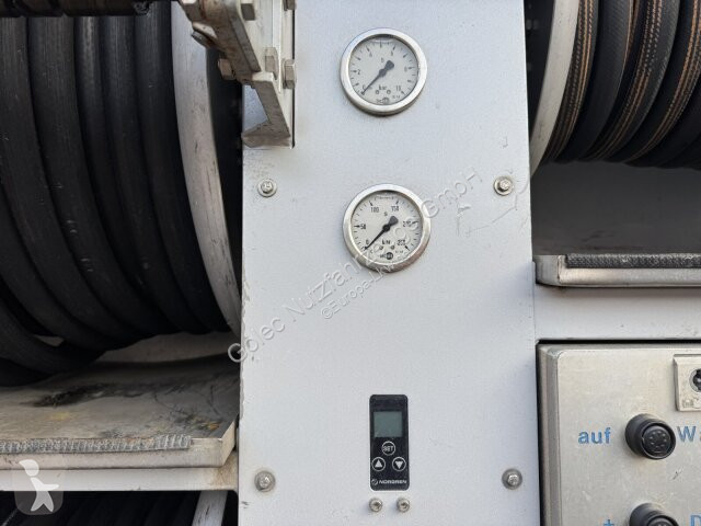 آلة لصيانة الطرق Mercedes Vario 818D...