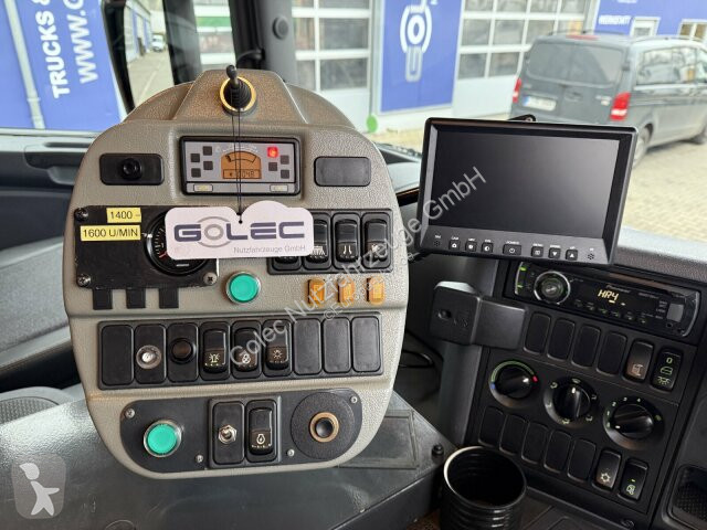 آلة لصيانة الطرق Scania P230 Kehrmaschine...