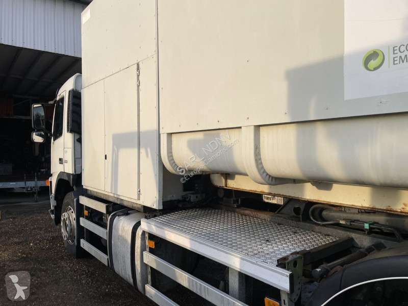 آلة لصيانة الطرق Volvo FM9 300