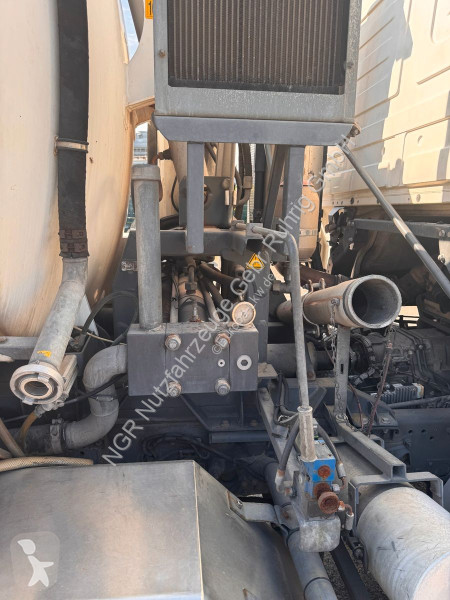 آلة لصيانة الطرق Mercedes 3241 8X4 Kaiser Saug...