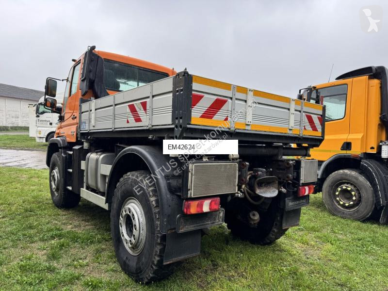 آلة لصيانة الطرق Mercedes Unimog U527