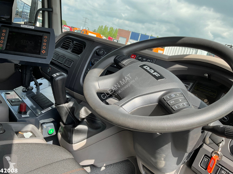 آلة لصيانة الطرق DAF FA  230 Johnston VT 650