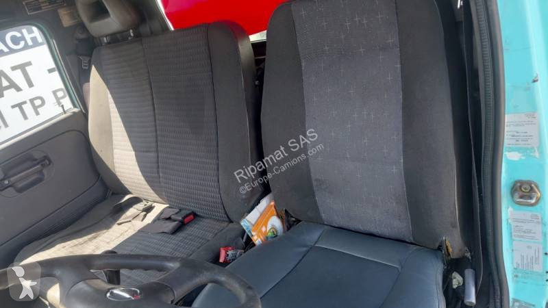 آلة لصيانة الطرق Nissan