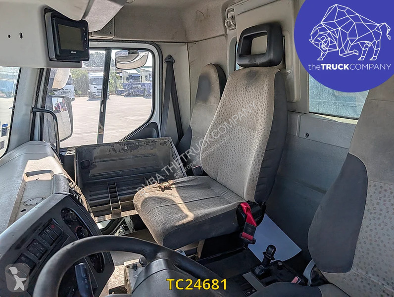 آلة لصيانة الطرق Renault 320