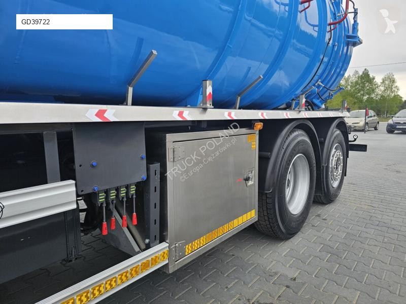 Veicolo per la pulizia delle strade Scania...