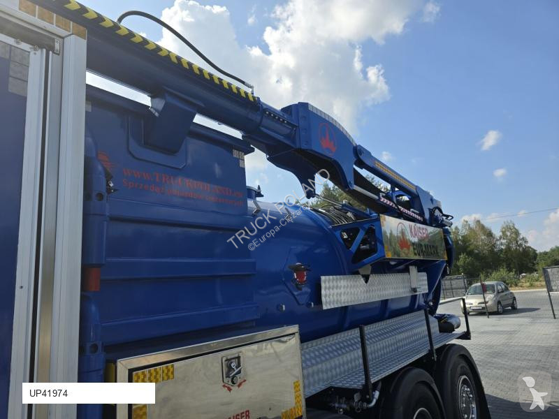 Veicolo per la pulizia delle strade Scania...
