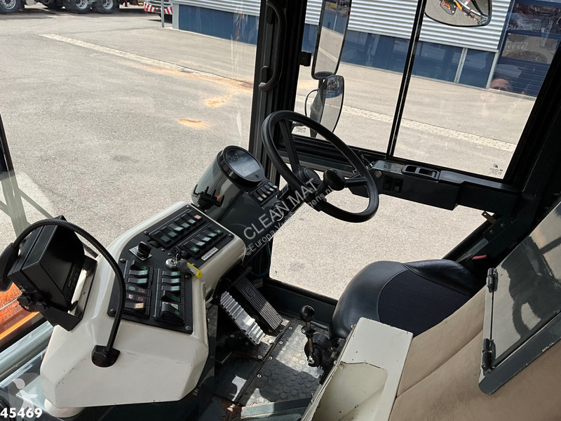 Vägmaskiner Ravo 5-Serie  with 3-rd brush
