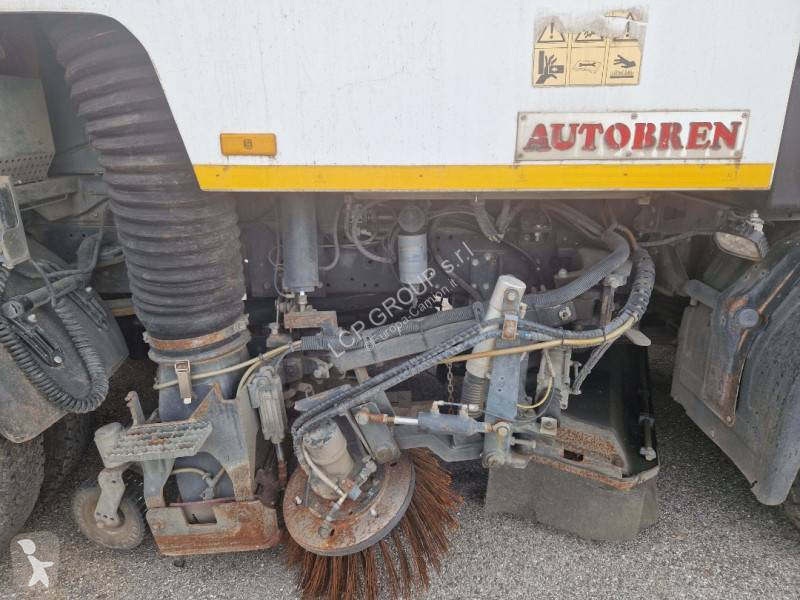 آلة لصيانة الطرق Iveco
