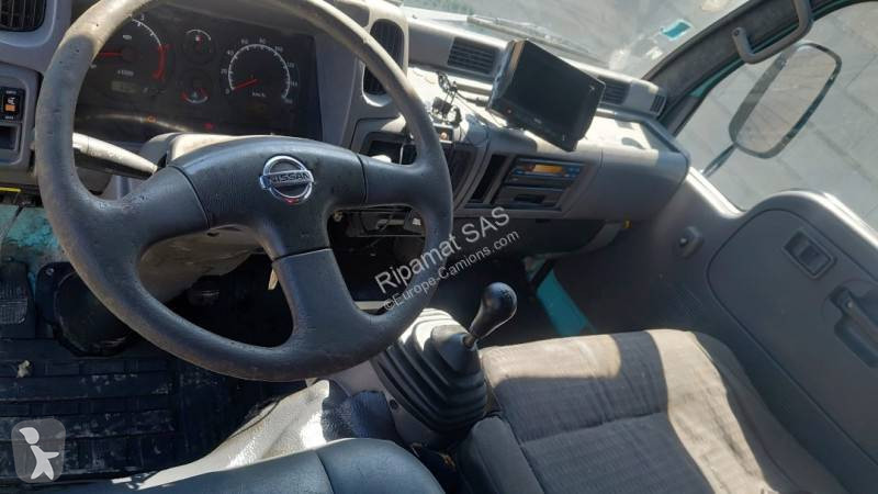 آلة لصيانة الطرق Nissan