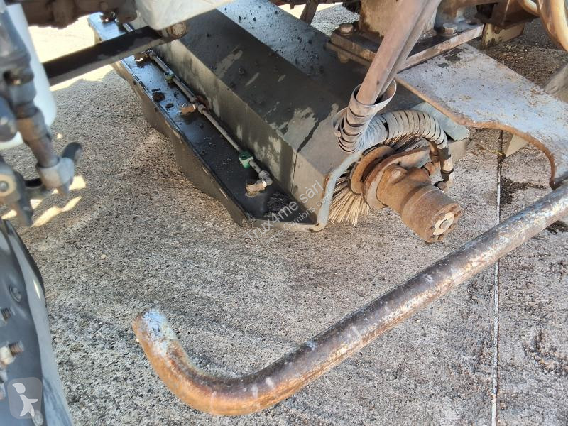 Engin de voirie Renault 220 DCI