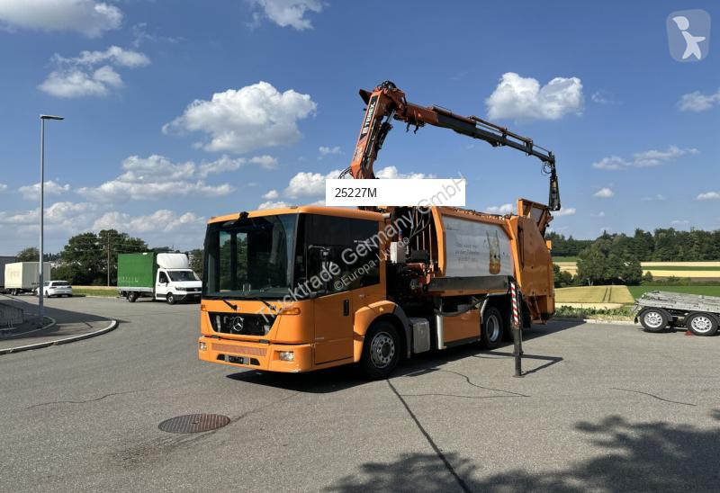 Veicolo per la pulizia delle strade Mercedes...