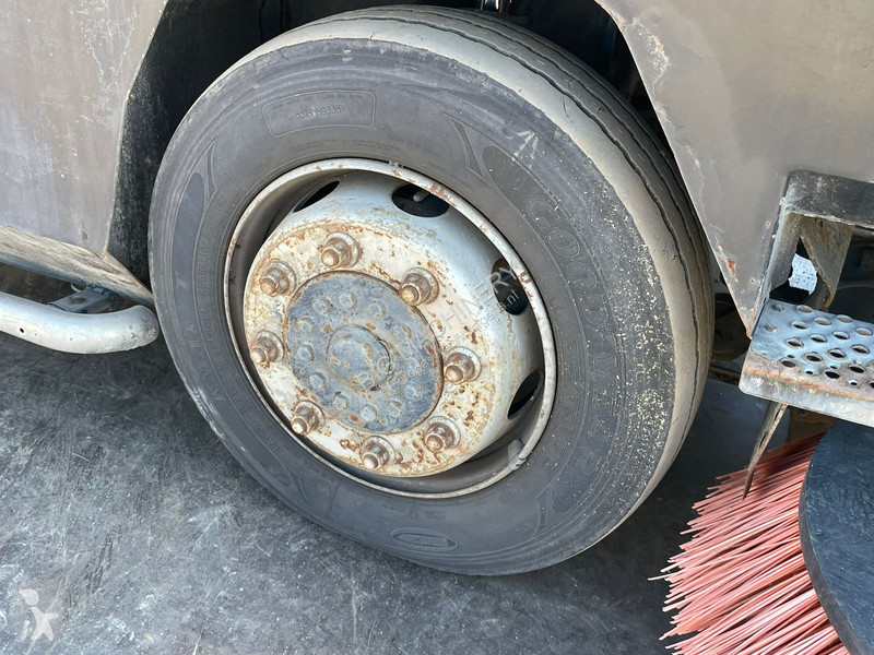 Veículo de limpeza / sanitário de estrada Ravo...