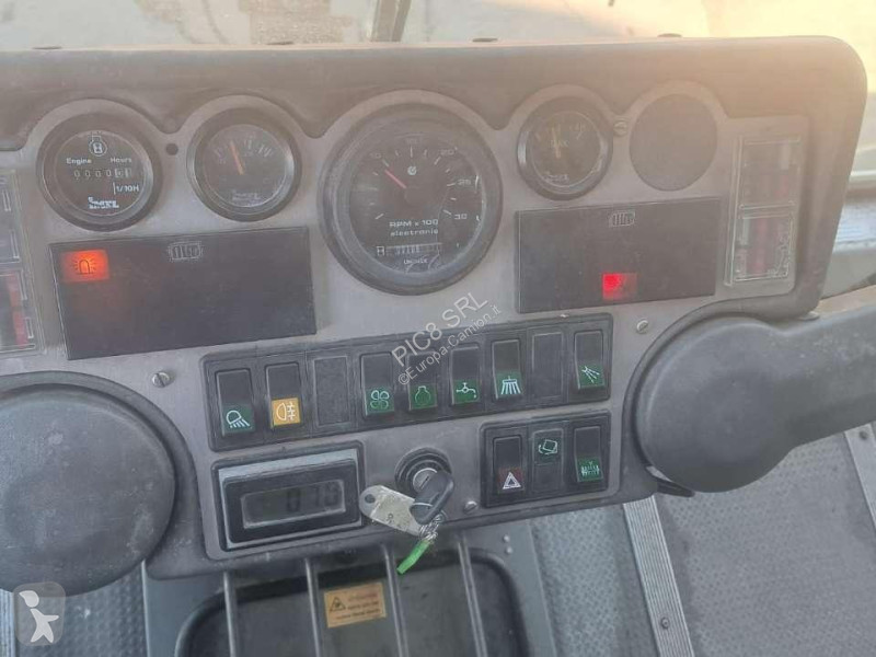 Veicolo per la pulizia delle strade Unieco 40.6T