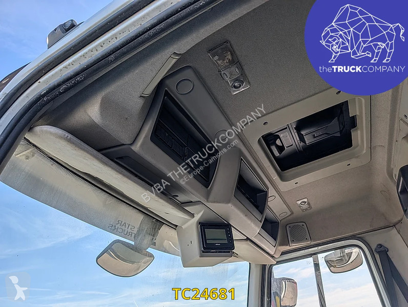 آلة لصيانة الطرق Renault 320