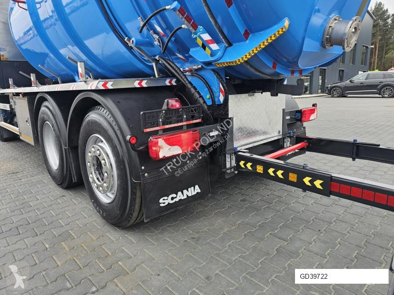 Veicolo per la pulizia delle strade Scania...