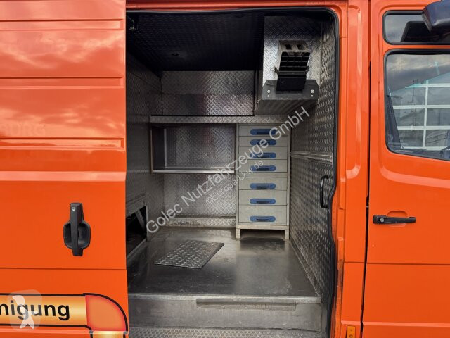 آلة لصيانة الطرق Mercedes Vario 818D...