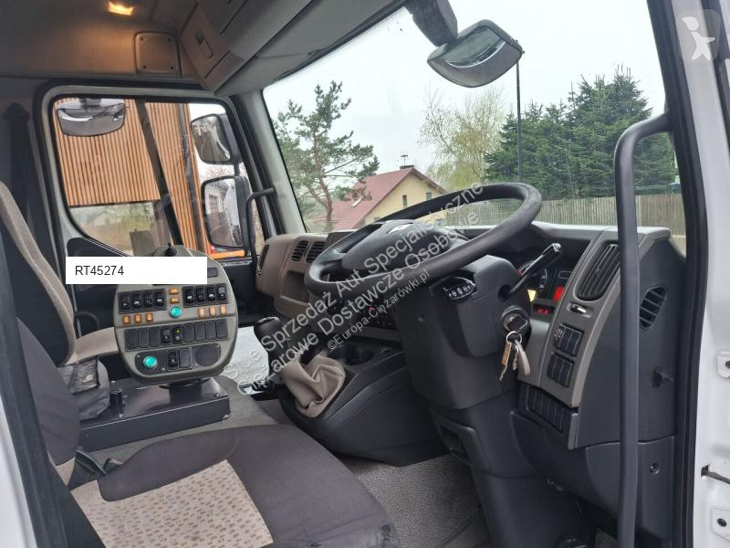 آلة لصيانة الطرق Renault 220 Zamiatarka...