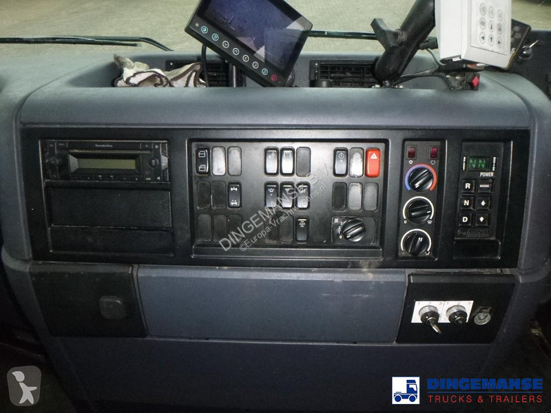آلة لصيانة الطرق Mercedes 3233 8X4 RHD Euro 5...
