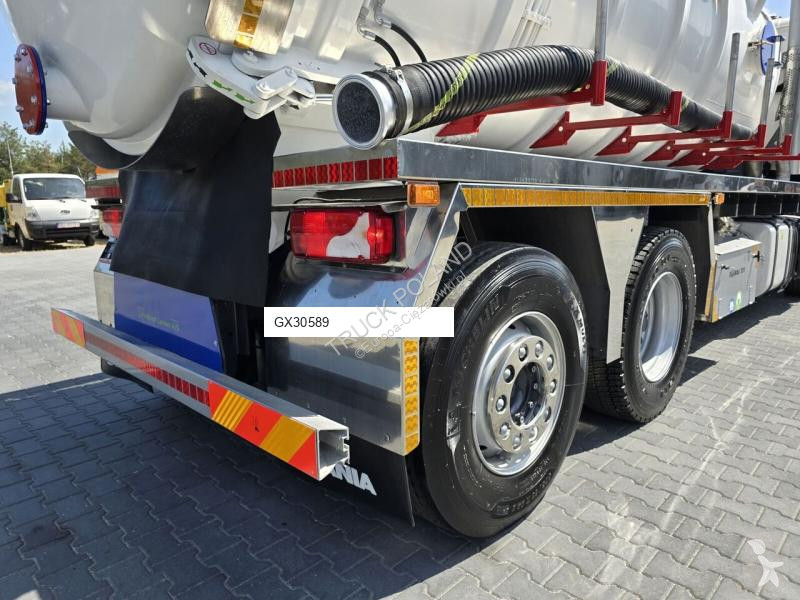 Veicolo per la pulizia delle strade Scania...