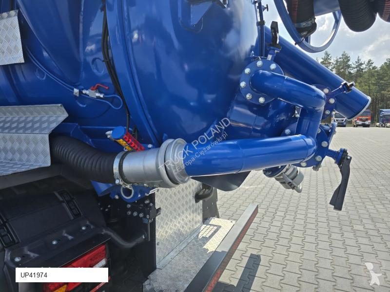 Veicolo per la pulizia delle strade Scania...