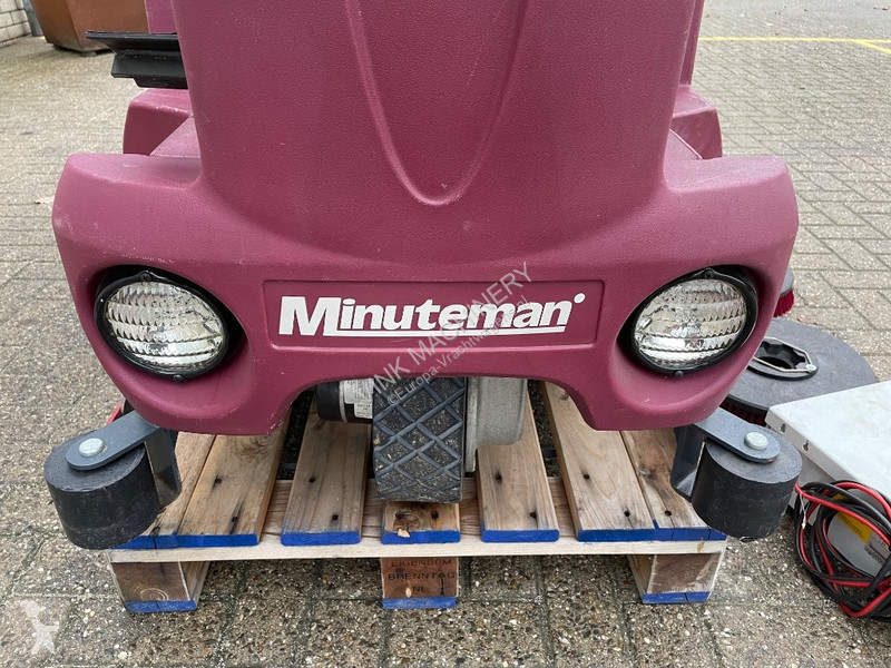آلة لصيانة الطرق Minuteman Powerboss SC2832E