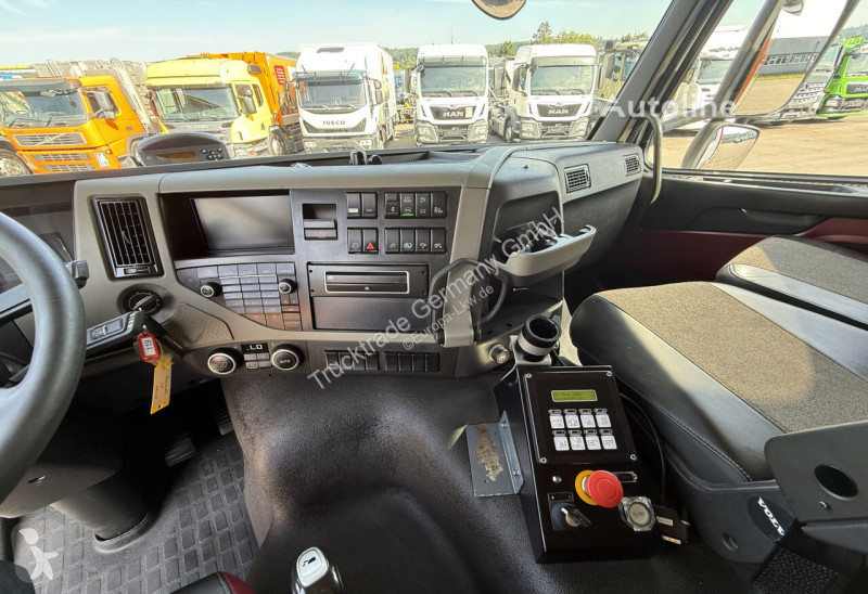 Silniční stroje Volvo FM-330