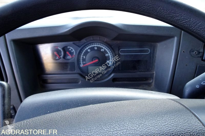 آلة لصيانة الطرق Renault MIDLUM