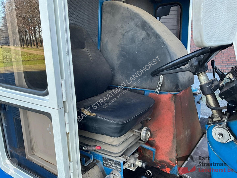 Gemeentevoertuig Hofmans HMF 400 veegmachine.