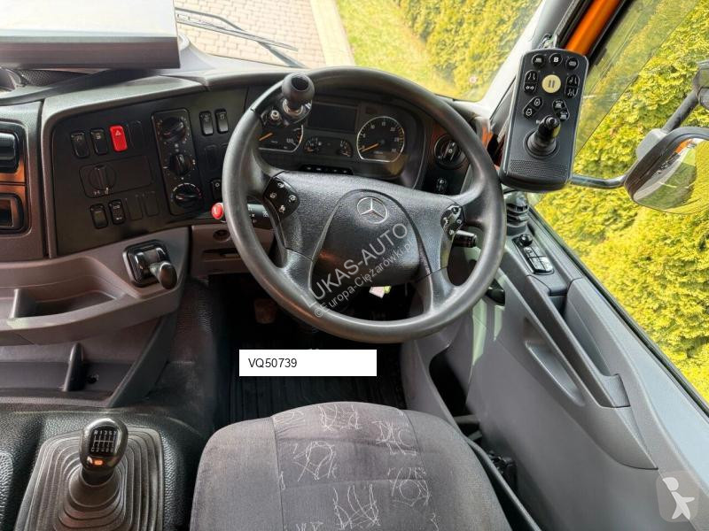 Veicolo per la pulizia delle strade Mercedes...