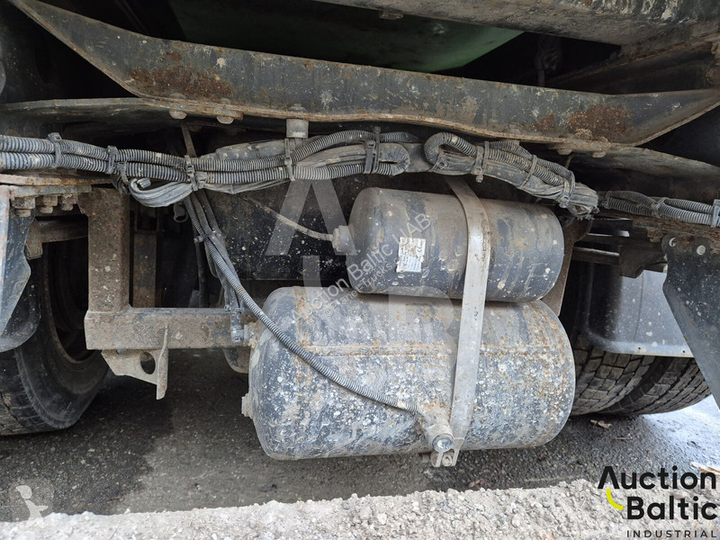 Engin de voirie Mercedes 1216