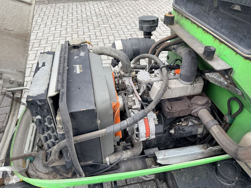 Útfenntartó-és-karbantartógép  285 Veegmachine