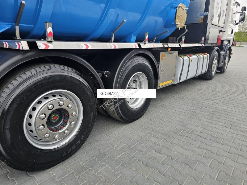 Veicolo per la pulizia delle strade Scania...