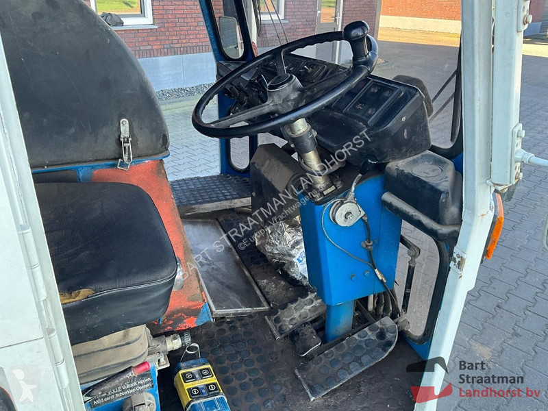 Gemeentevoertuig Hofmans HMF 400 veegmachine.