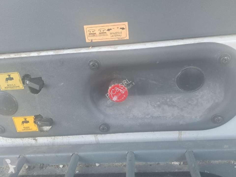 Veicolo per la pulizia delle strade Unieco 40.6T