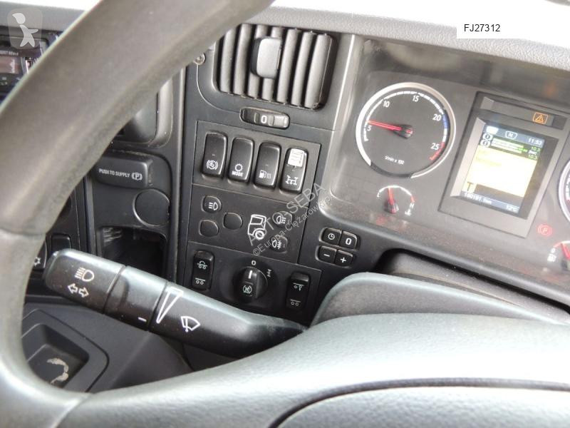 آلة لصيانة الطرق Scania P320