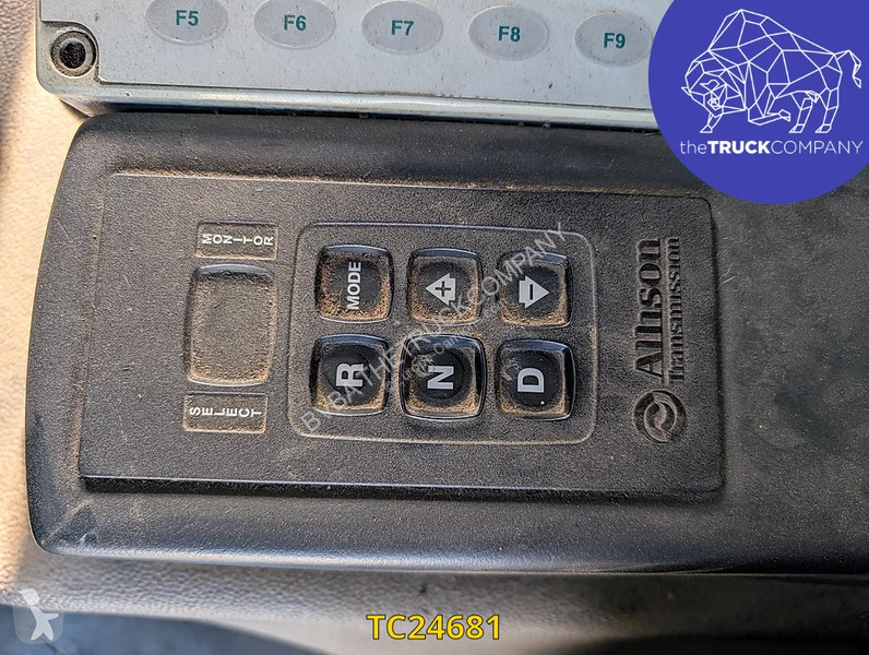 آلة لصيانة الطرق Renault 320