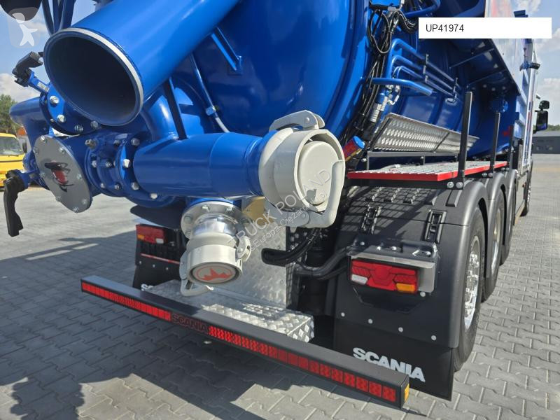 Veicolo per la pulizia delle strade Scania...