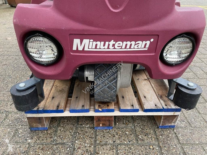 آلة لصيانة الطرق Minuteman Powerboss SC2832E