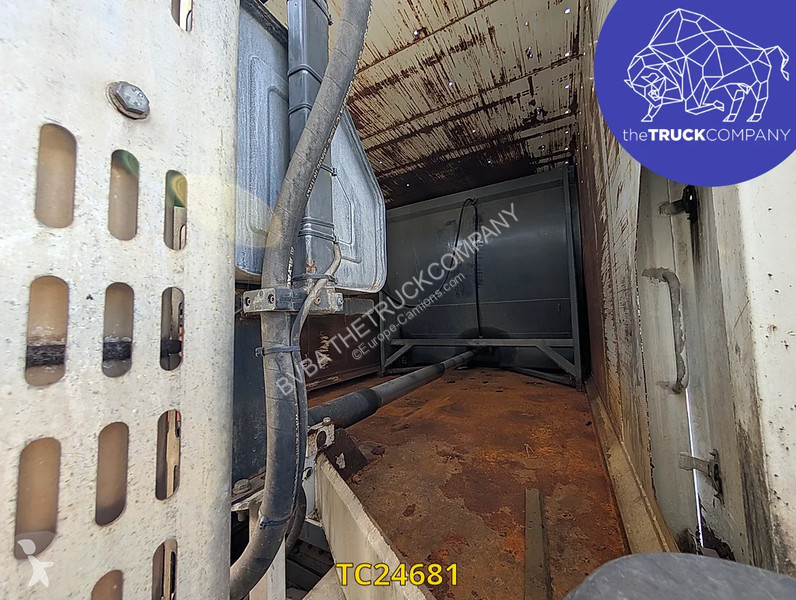 آلة لصيانة الطرق Renault 320