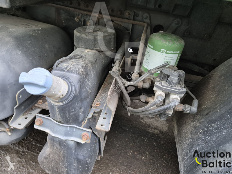 Engin de voirie Mercedes 1216