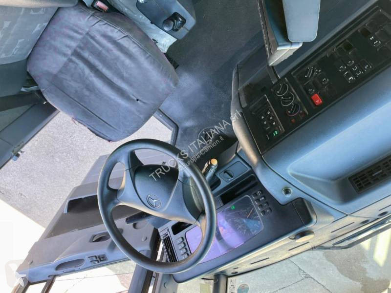 Veicolo per la pulizia delle strade Mercedes