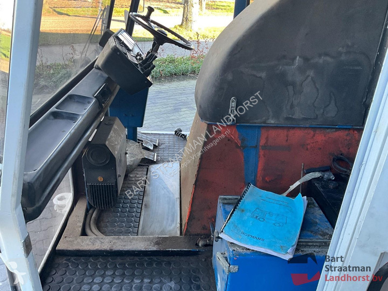 Gemeentevoertuig Hofmans HMF 400 veegmachine.