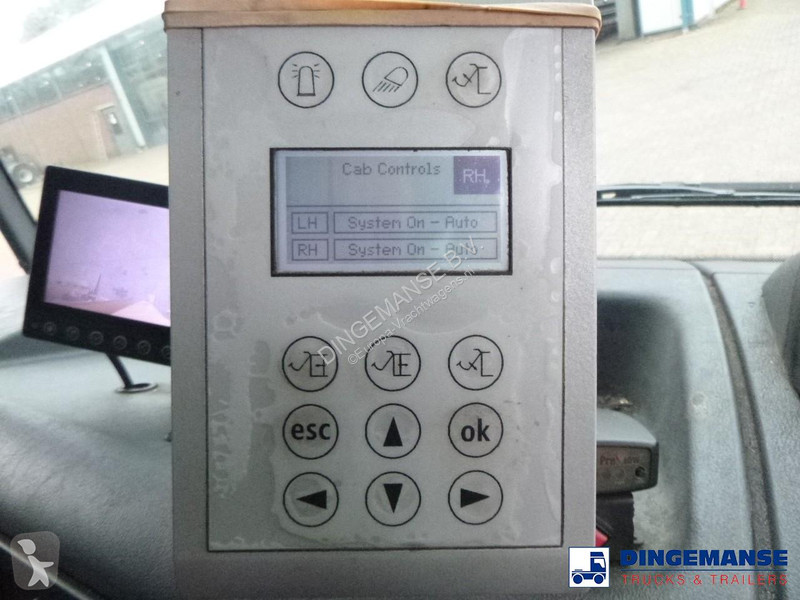 آلة لصيانة الطرق Mercedes 3233 8X4 RHD Euro 5...