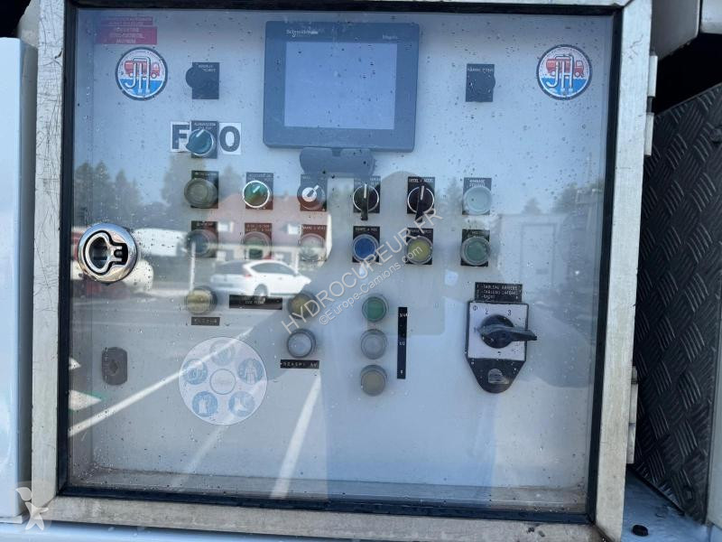 آلة لصيانة الطرق Scania 360 B P