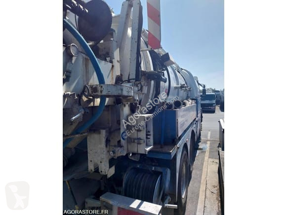 Veicolo per la pulizia delle strade