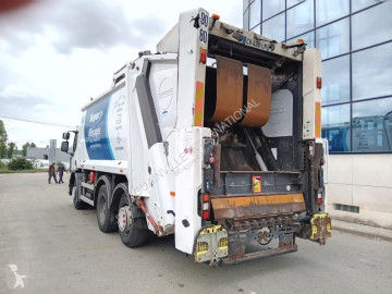 Camion benne à ordures ménagères Renault