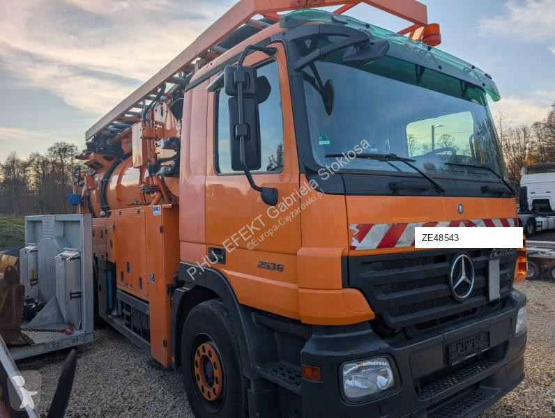 آلة لصيانة الطرق Mercedes 2536