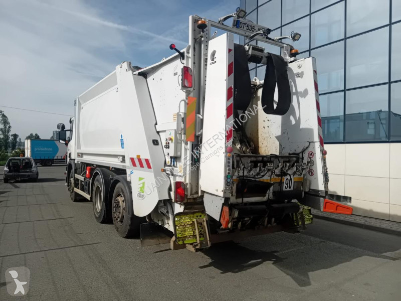آلة لصيانة الطرق Scania 320